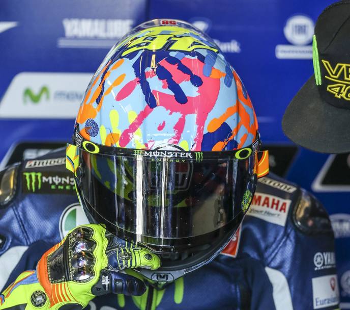 Il nuovo casco di Valentino Rossi sfoggiato a Misano. Ansa